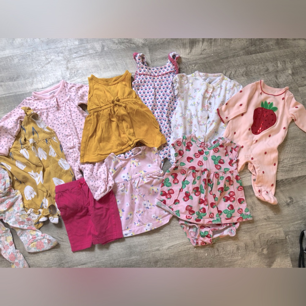 Baby Girl Lot Clothing Set in Pink, Flowers, Strawberries rompers and sleepers - Picture 3 of 14
